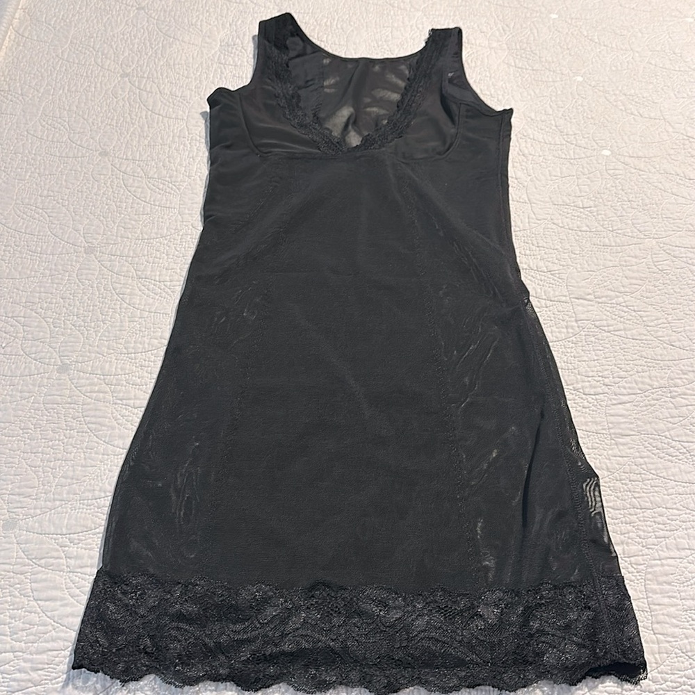 NWOT Daisy Fuentes Form Slip
